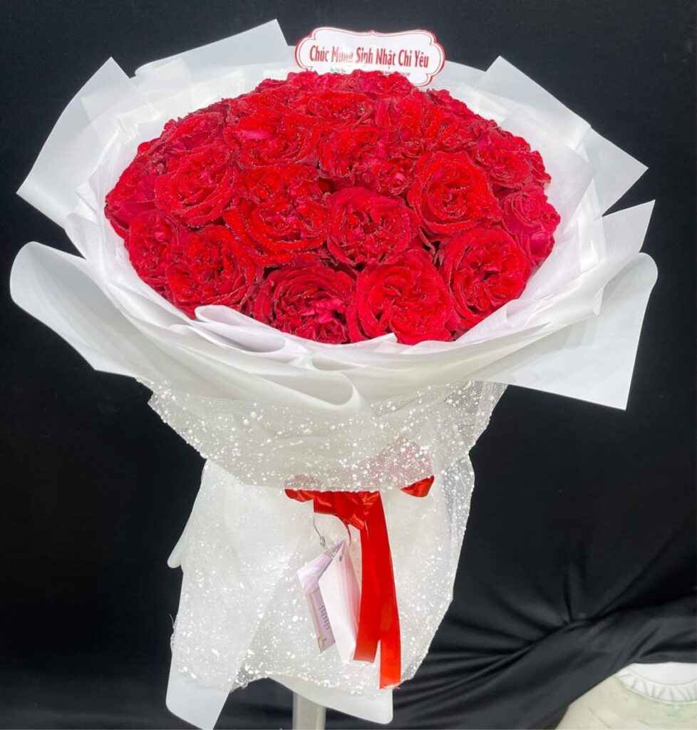 Bó hoa Valentine 14/2: Sự hòa quyện của hoa tươi và màu sắc tinh tế, là món quà lãng mạn và ý nghĩa cho ngày lễ tình nhân.