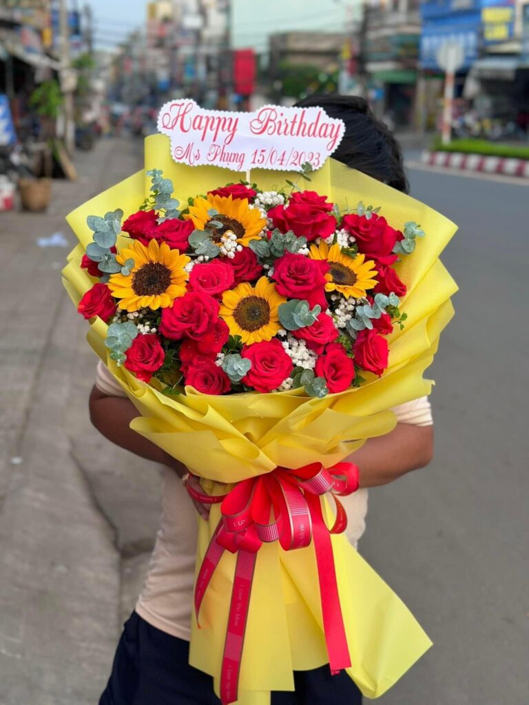 Bó Hoa 20/10 tuyệt đẹp dành cho ngày Phụ nữ Việt Nam 20/10, nổi bật với sắc màu rực rỡ.