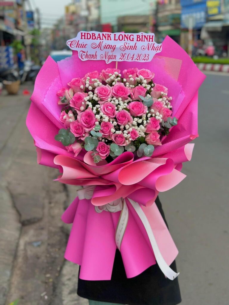 Bó hoa Valentine lãng mạn, màu hồng, biểu tượng của tình yêu và quan tâm.