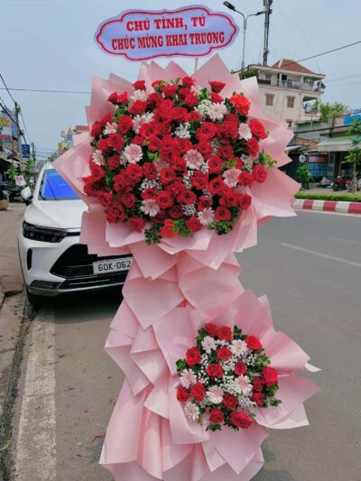 Kệ Hoa Chúc Mừng Sang Trọng, Màu Sắc Hài Hòa - Lựa Chọn Lý Tưởng để Gửi Lời Chúc Thành Công, Phù Hợp cho Mọi Sự Kiện Đặc Biệt.