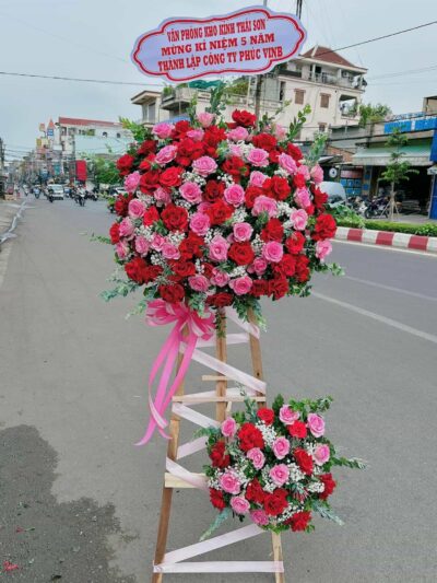 Kệ hoa khai trương rộn ràng và ấn tượng, biểu tượng cho khởi đầu may mắn và thành công.