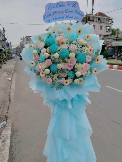 Bó hoa sinh nhật tươi thắm, trang trí nổi bật và ấm áp, chúc mừng ngày đặc biệt.