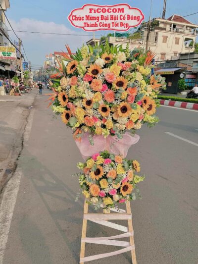 Kệ hoa chúc mừng, thiết kế độc đáo và phong phú màu sắc, hoàn hảo để gửi lời chúc thành công và hạnh phúc trong các sự kiện quan trọng.