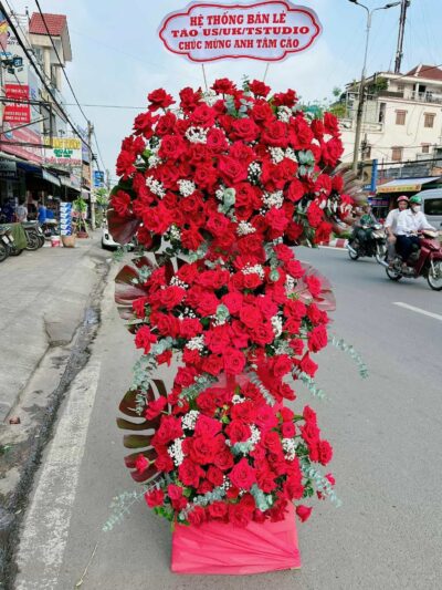 Kệ hoa khai trương hoành tráng và lộng lẫy, biểu tượng cho sự phát triển và thịnh vượng của doanh nghiệp.