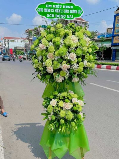 Kệ hoa chúc mừng hoành tráng, thiết kế đặc sắc, màu sắc tươi tắn, biểu thị niềm vui và thành công, phù hợp cho mọi sự kiện đặc biệt.