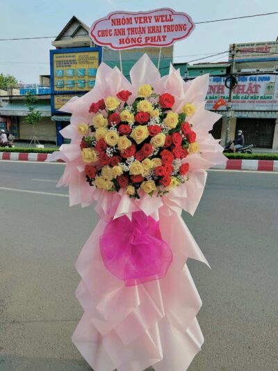 Kệ hoa chúc mừng khai trương lộng lẫy, màu sắc hài hòa và phong phú, biểu tượng của may mắn và thịnh vượng, tuyệt vời cho dịp mở cửa doanh nghiệp.