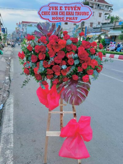 Kệ hoa chúc mừng khai trương, thiết kế ấn tượng và sang trọng, màu sắc rực rỡ, thể hiện lời chúc thành công và thịnh vượng.