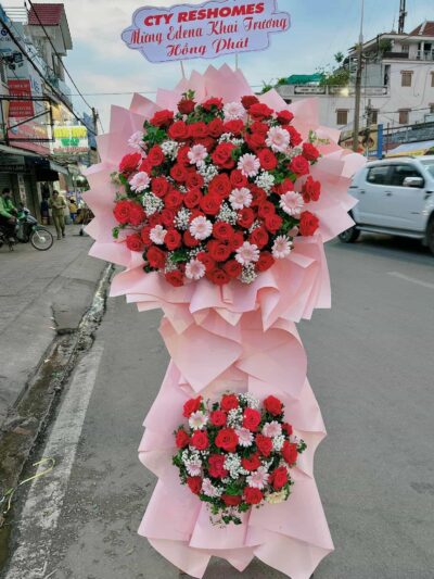 Chậu hoa khai trương rực rỡ với hoa hồng,, biểu tượng cho sự may mắn