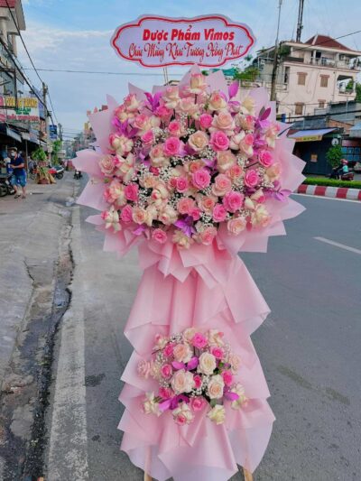 Kệ hoa chúc mừng khai trương: Sắp xếp tinh tế, tạo điểm nhấn tươi mới, mang đến lời chúc thành công và may mắn cho sự bắt đầu mới.