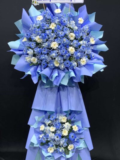 Kệ hoa chúc mừng: Trang trí gọn gàng, phù hợp mọi dịp kỷ niệm, tăng thêm phần ấm cúng và phong cách cho không gian.