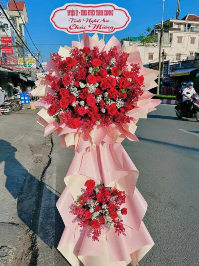 Kệ hoa chúc mừng: Tinh tế và sang trọng, là điểm nhấn hoàn hảo để chia sẻ niềm vui và lời chúc tốt đẹp trong mọi dịp.