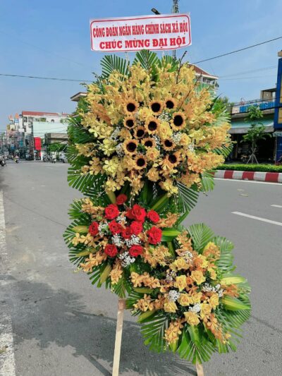 Kệ hoa chúc mừng: Tinh tế, phong cách, là điểm nhấn hoàn hảo để chia sẻ niềm vui và lời chúc tốt đẹp trong mọi dịp.