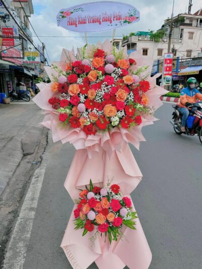 Kệ hoa chúc mừng khai trương rực rỡ, thiết kế độc đáo, màu sắc phong phú, thể hiện sự thịnh vượng và may mắn, hoàn hảo cho sự kiện quan trọng.