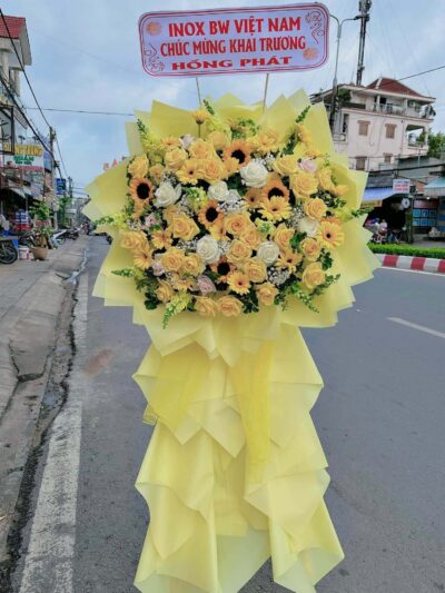 Kệ hoa chúc mừng khai trương độc đáo, màu sắc nổi bật, thiết kế ấn tượng, thể hiện lời chúc phát đạt và thịnh vượng, lý tưởng cho sự kiện trọng đại.