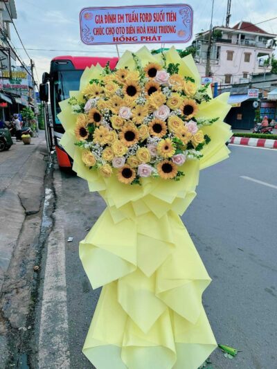 Kệ hoa hội nghị: Tạo điểm nhấn lịch sự và trang trí cho không gian hội nghị, thể hiện sự chuyên nghiệp và tôn vinh sự kiện.