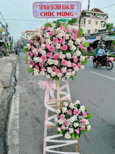 Kệ hoa chúc mừng sang trọng, sắc màu rực rỡ, phong cách thanh lịch, biểu tượng của sự vui mừng và thành công, lựa chọn hoàn hảo cho mọi dịp.