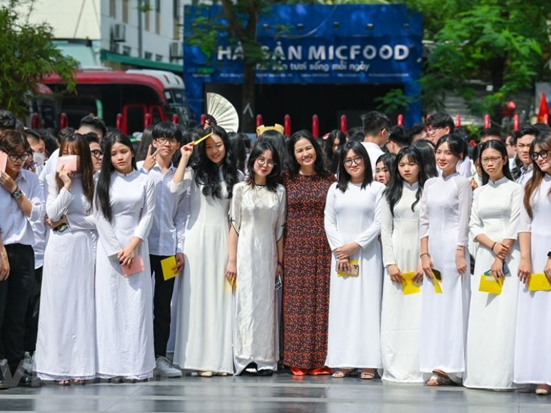 Những lời chúc ý nghĩa trong ngày lễ tổng kết năm học-lễ bế giảng hoa-le-be-giang-3