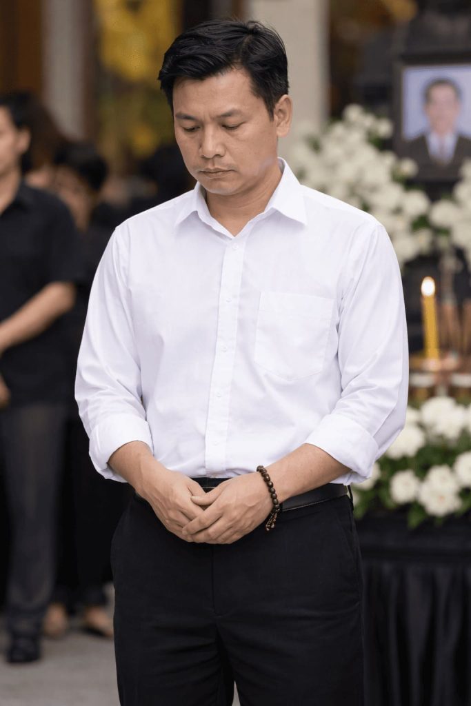 áo sơ mi trắng đi viếng đám tang